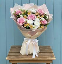 Букет цветов из:  Гвоздики, Орхидеи и Розы в Бекешевской