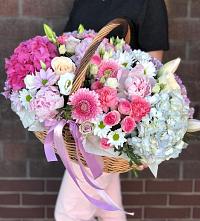 Композиция солнечный день в Бекешевской Цветочная композиция из Розы, Хризантемы, Пионы и Лизиантусы в корзине в Бекешевской
