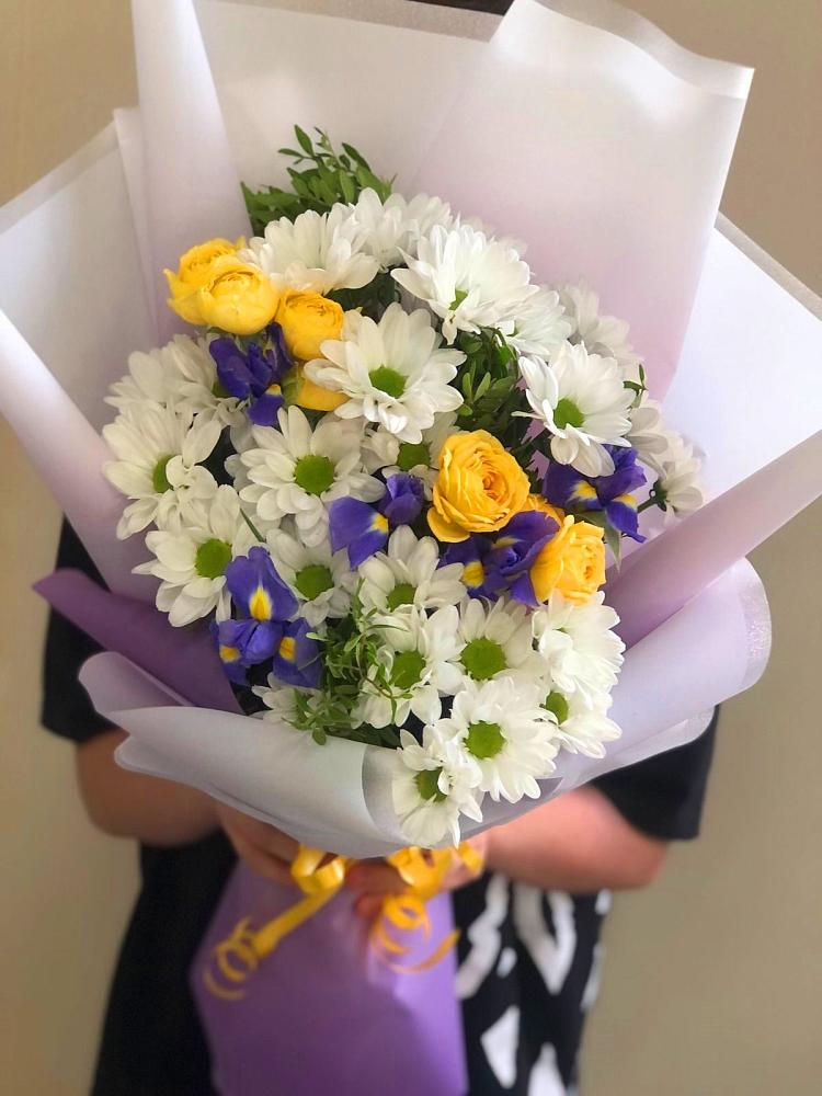Букет цветов из: Ирисы, Хризантемы и Розы в Бекешевской