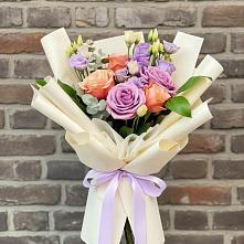 Букет цветов из:  Лизиантусы и Розы в Бекешевской