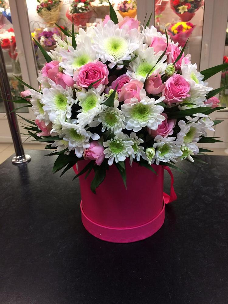 Цветочная композиция из Розы и Хризантемы в шляпной коробке в Бекешевской