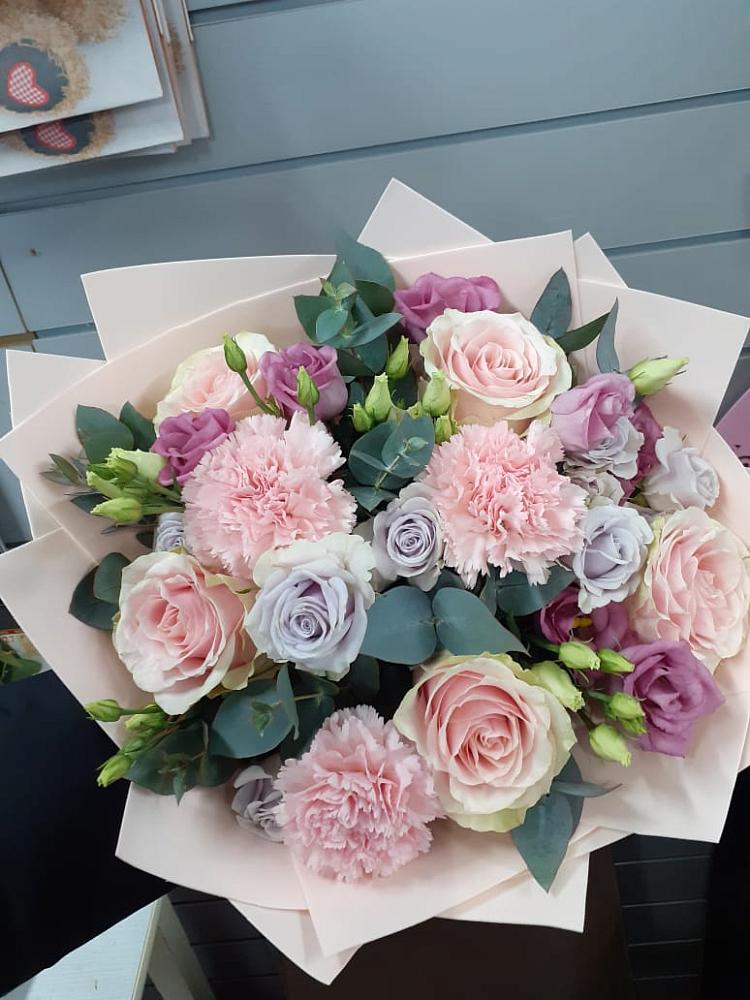 Букет цветов из: Розы, Гвоздики и Лизиантусы в Бекешевской